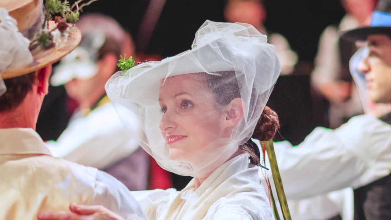 Špela Zamrnik o folklornih kostumih AFS France Marolt
