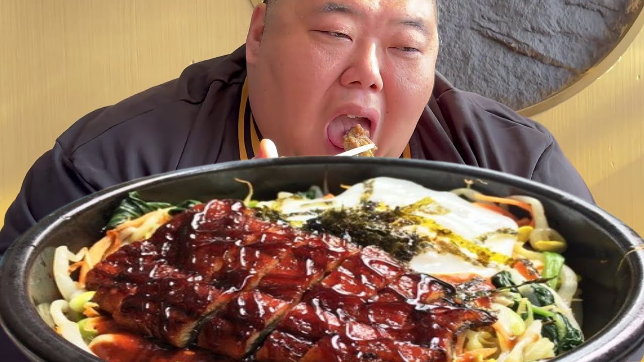 猴哥出门探店石锅配米饭安排上！颜值高味道绝一锅香喷喷，好吃又好看越吃越上头！【胖猴仔】