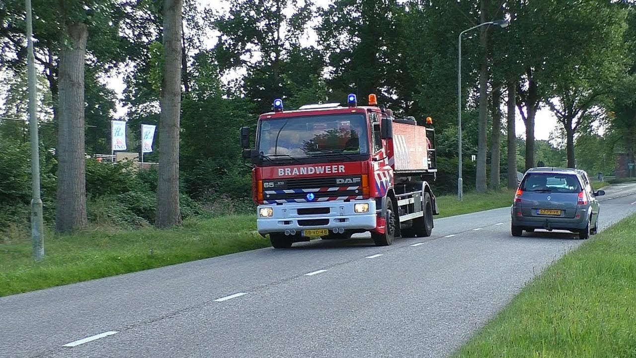 P1 Vele Brandweer voertuigen naar een grote brand in Oldeholdwolde