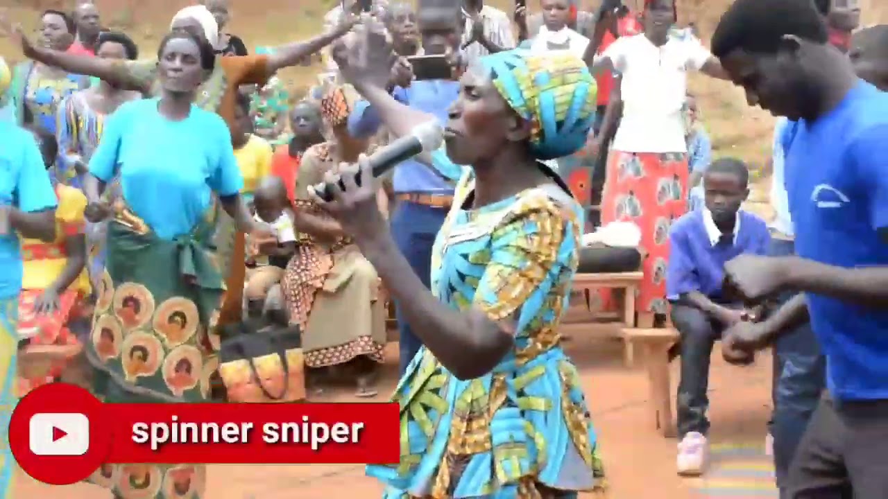 اغنية غير مااا تبغيني في ادغال افريقيا فقر وسعادة 😉😉