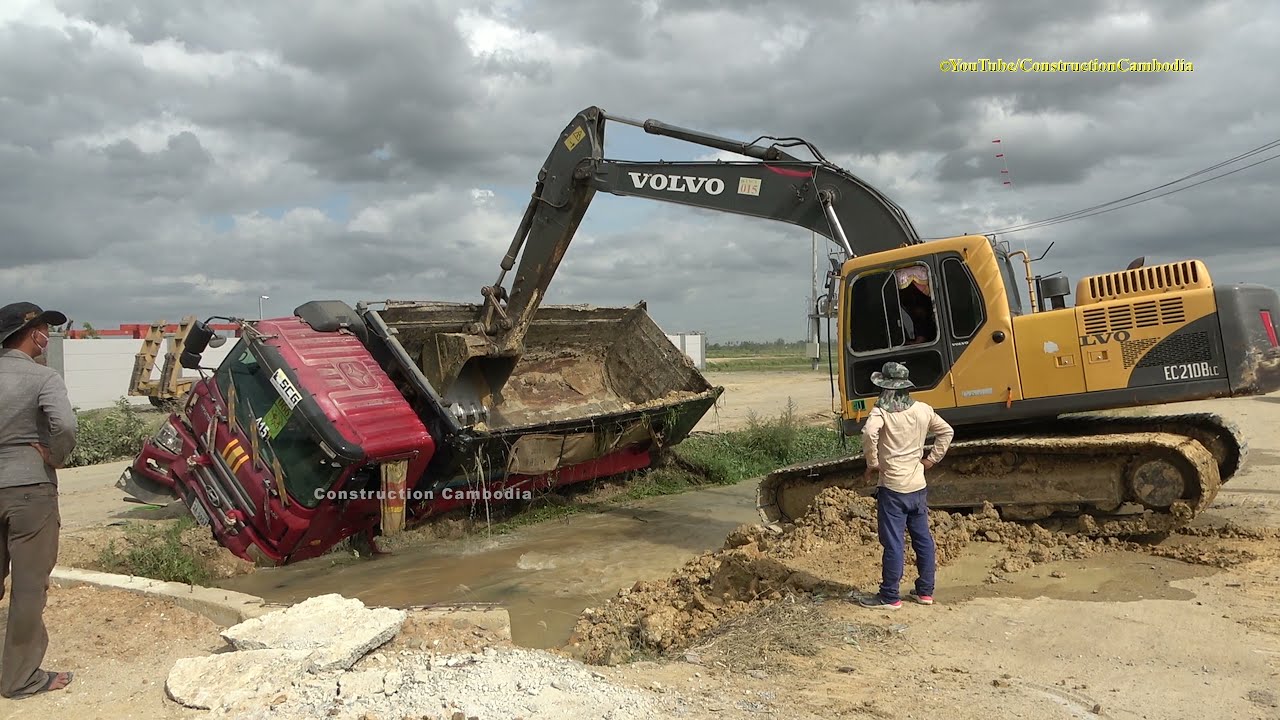 Heavy Dump truck Accident Overturned Derailed Recovery by Excavator, Dump Truck យីឌុបដឹកដីក្រឡាប់