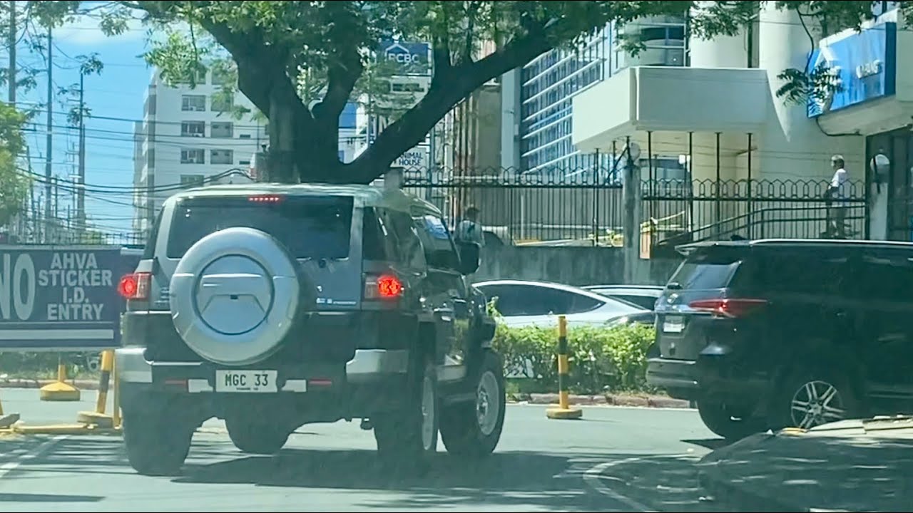 I finally get to see our FJ on the road …retro wheels BFG KO3 #igosurg #igobenz #fjcruiser 
