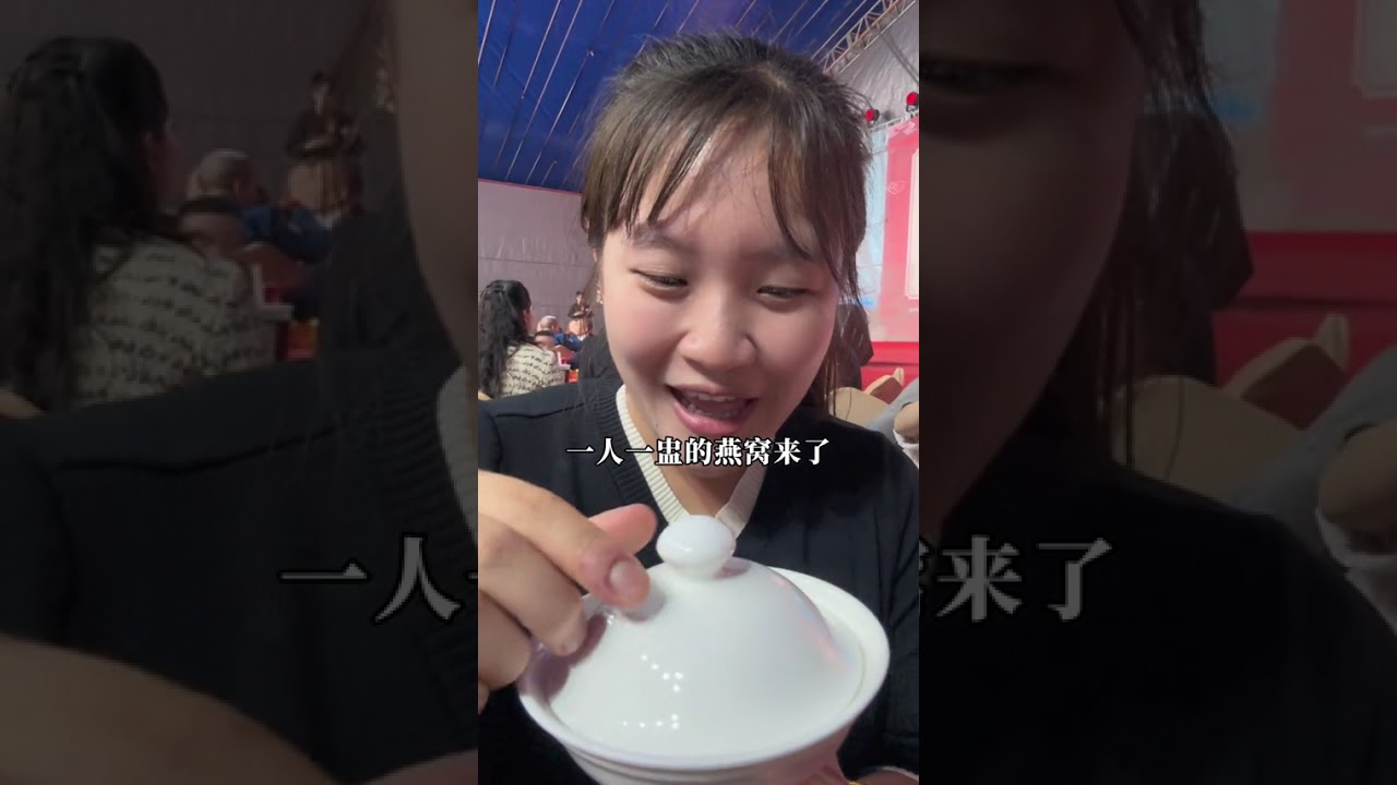 来看看广东农村的酒席有多给力，过年搭大棚摆36 桌酒席请父老乡亲吃饭，每桌餐标5000多，主人家不仅全场不收礼还给每个人都发100红包……#广东 #湛江 #酒席 #农村 #海鲜