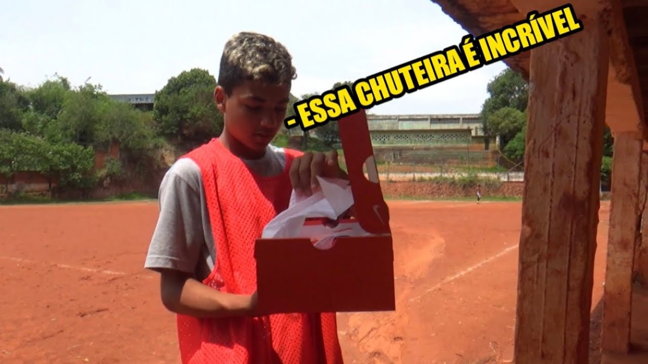 DEI UMA CHUTEIRA DA NIKE TOP PARA O HUGO E ELE FICOU FELIZ