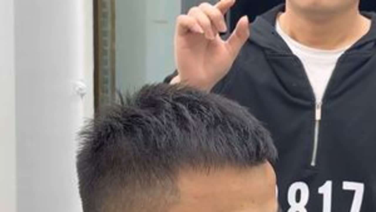 头骨凹凸详细理发教程 头骨凹凸，M型发际线，怎么样剪好看？这个视频讲解得很详细。 希望对你有所帮助。#美发技术分享 #m型发际线 #头骨凹凸M型发际线详细理发教程#在家学剪发
