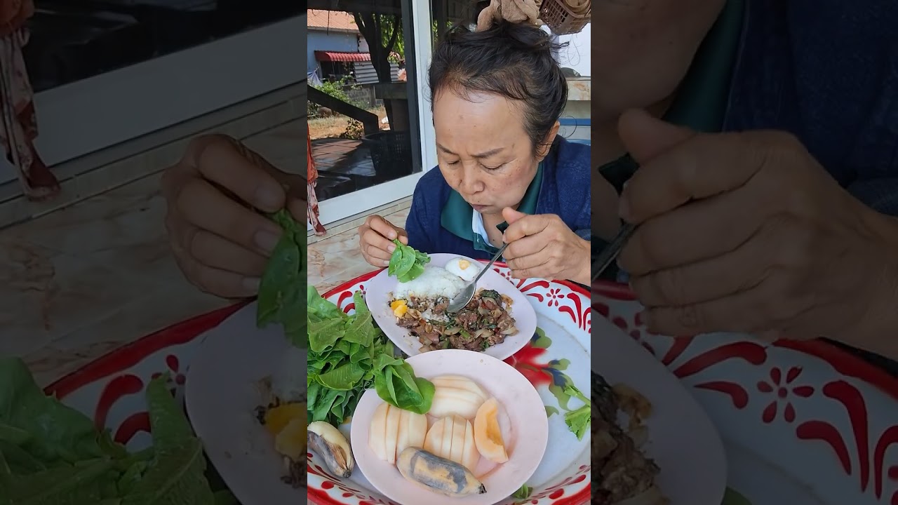 กินข้าวผัดกระเพรา เนื้อเปื่อยแซ่บๆจ้า😋😋😋 #food  #วิถีอีสานบ้านยายปริก 