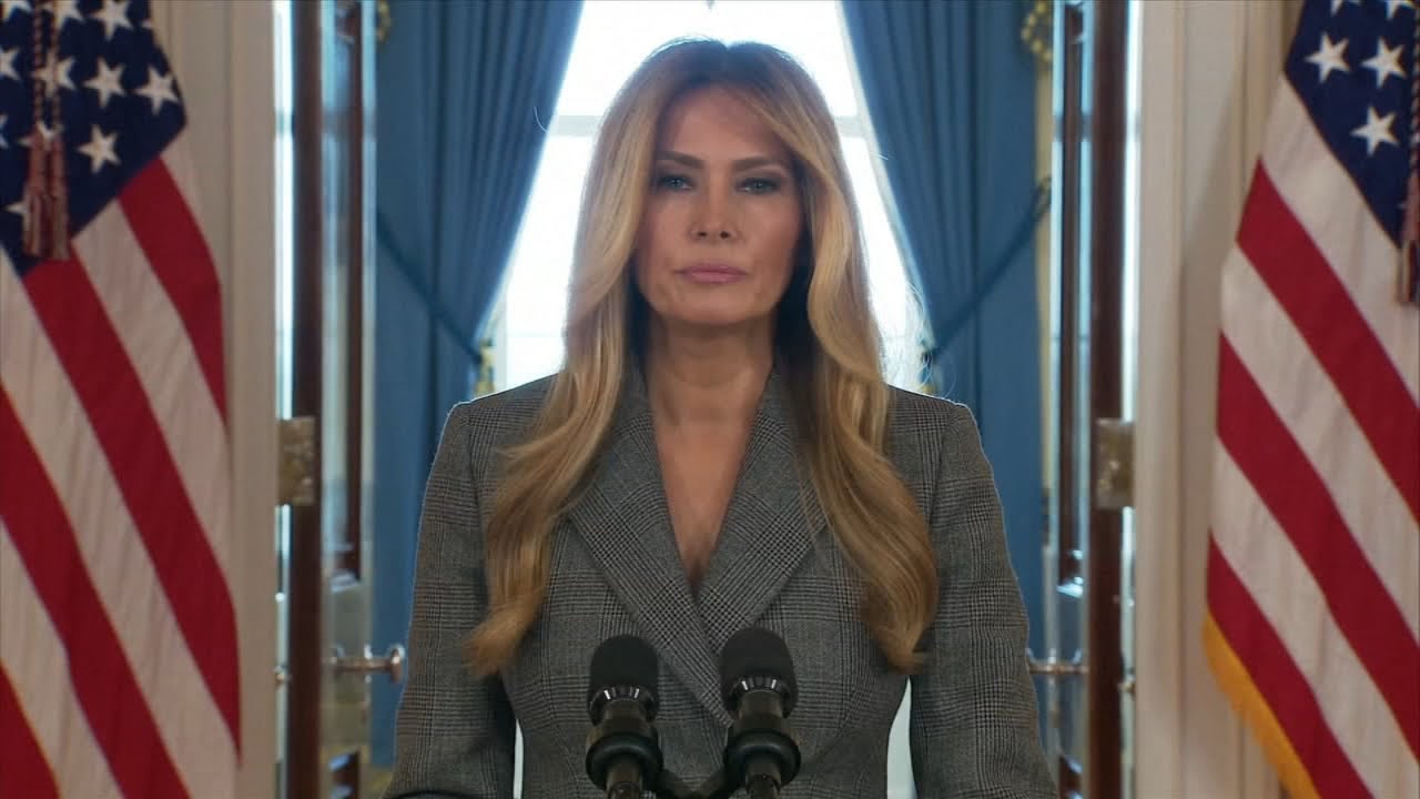 СМОТРИТЕ: Мелания Трамп выступает в Белом доме: &laquo;Я никогда не дружила с Эпштейном&raquo;.