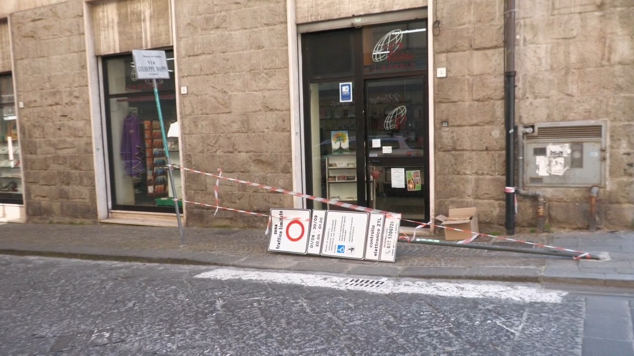 Tir fuori controllo nella zona Ztl, si ferma ad un passo dalla libreria di via Nappi