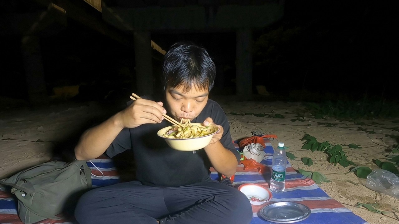 差点淋成落汤鸡！极限躲进桥底露营做饭，外面狂风暴雨里面太有安全感了