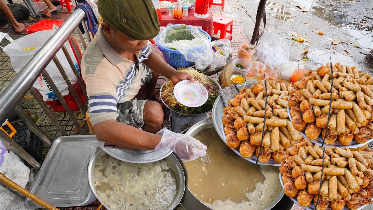 Nồi nước lèo đục ngầu nổi bọt trắng xóa nhưng ai cũng bị ghiền khi nếm thử