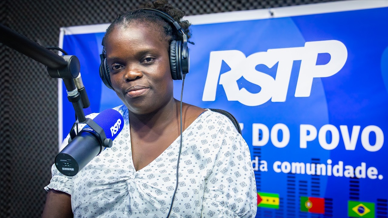 Eloneid Mandinga fabrica vassouras a partir de garrafas de plástico