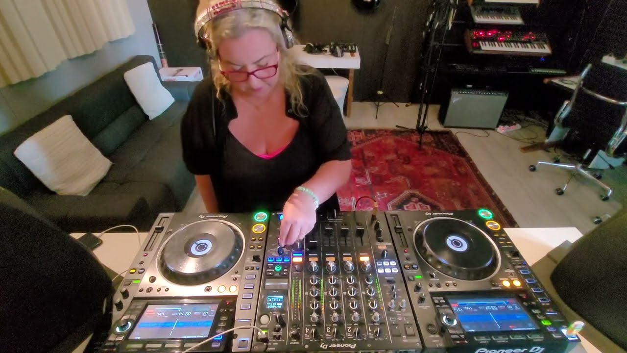 Missy B Music (SYD / AUS) Mix in Bali W Sound Studio - W Hotel Seminyak