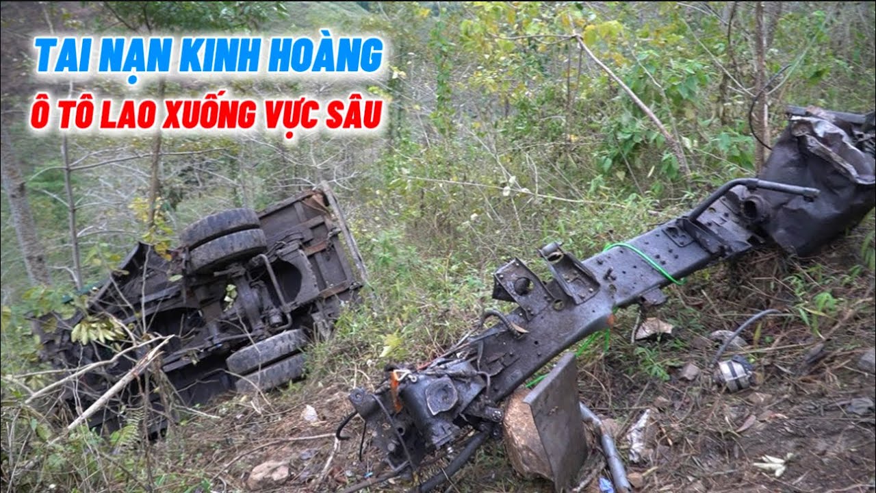 CẬN CẢNH Ô TÔ LAO XUỐNG VỰC SÂU, NÁT BE NÁT BÉT TÀI XẾ THOÁT NẠN