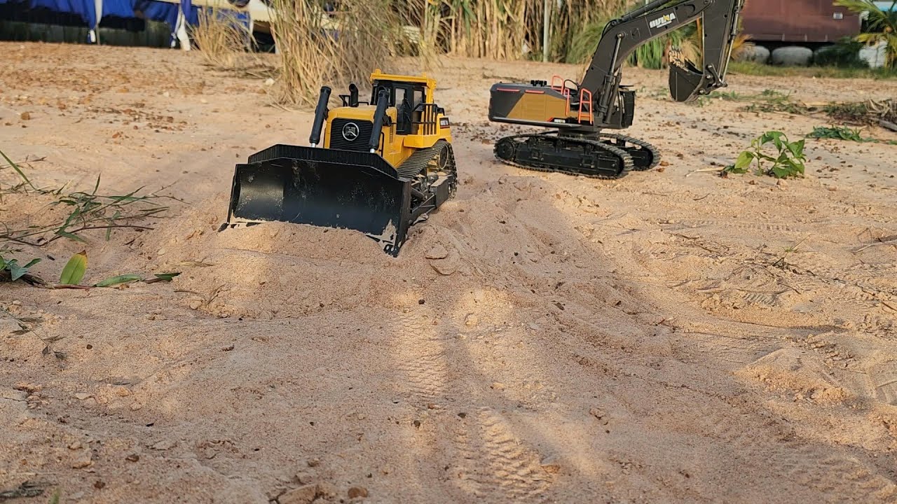 Huina RC Dozer and Digger Working Together