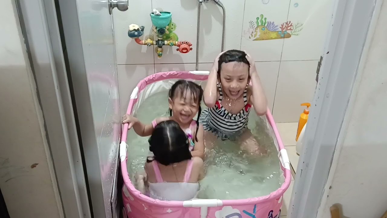 Brenang di rumah aja udh happy banget yaaa nak 😜