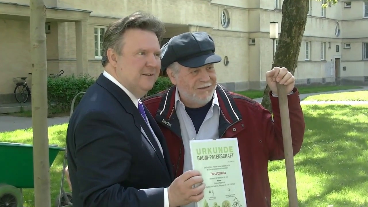 Horst Chmela übernahm die Baumpatenschaft für eine Platane im Karl-Seitz-Hof in der Voltagasse 28