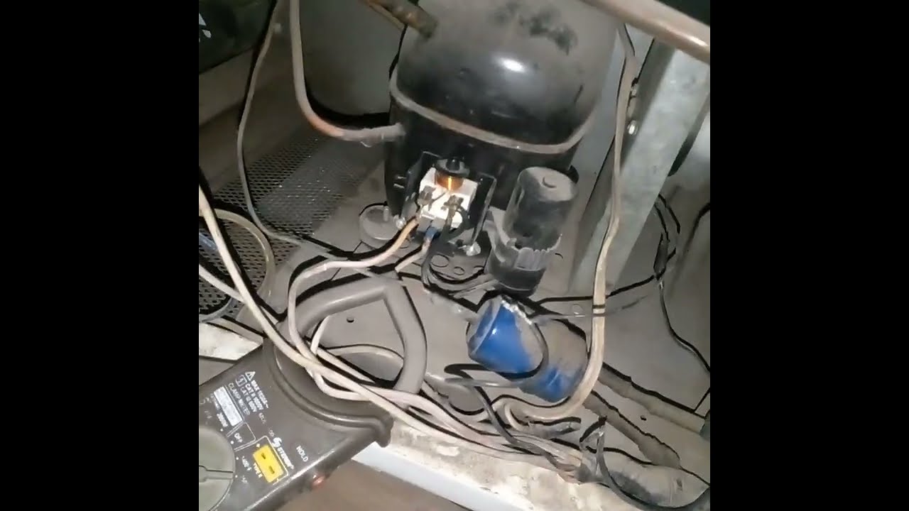 Video 1/2. Refrigerador fri olimpic hace corto circuito cuando se conecta al tomacorriente.