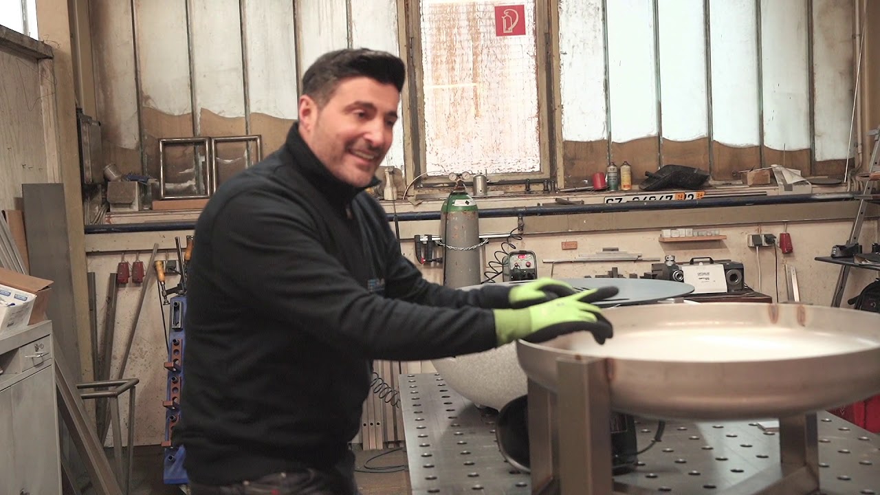 Sükrü Pehlivan stellt Euch live aus der Produktion von INDRAdesign unsere exklusive Feuerschale vor
