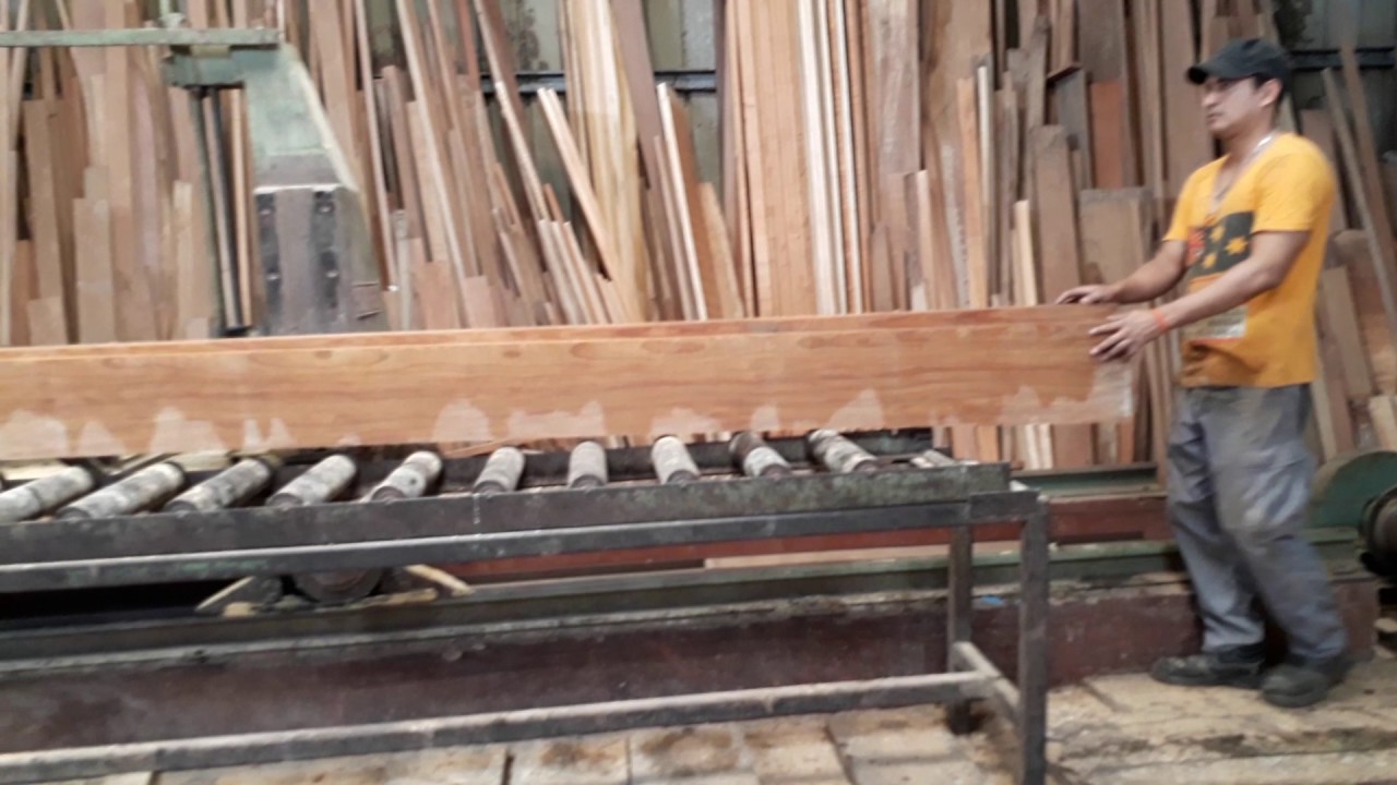 Aserrando madera dura almendro