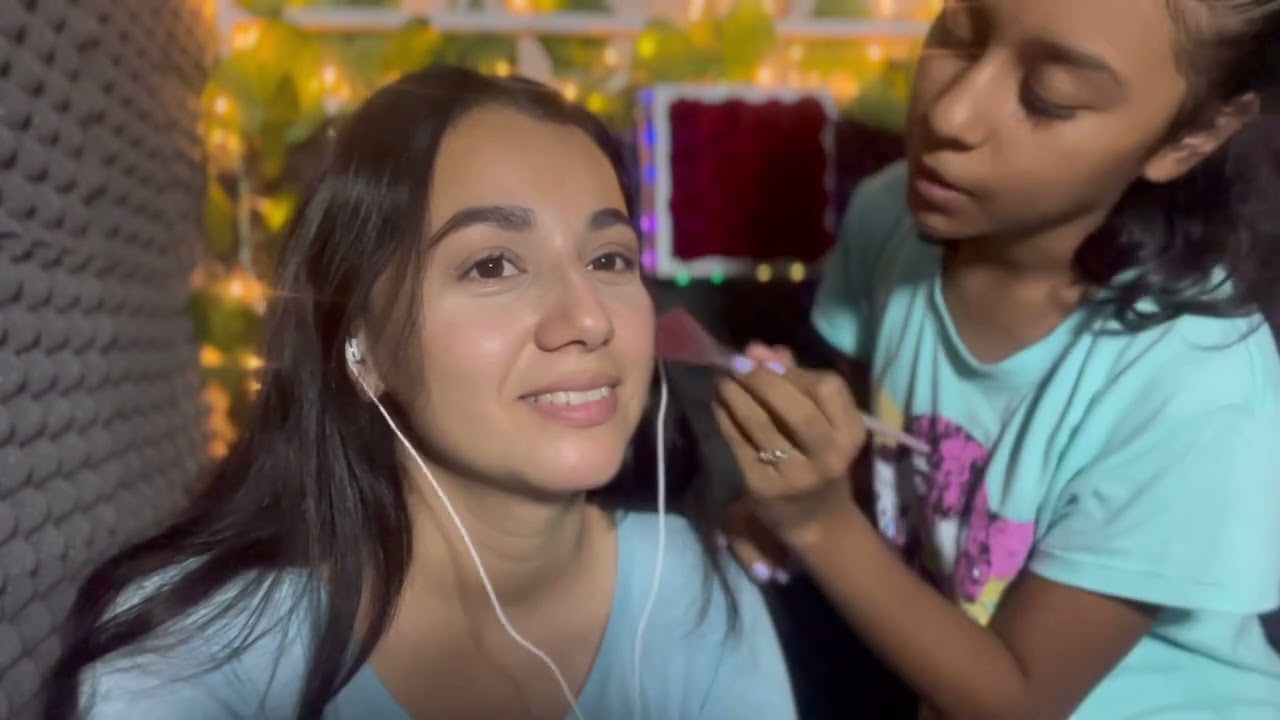 ASMR MI SOBRINA ME PEINA Y ME MAQUILLA EN ASMR
