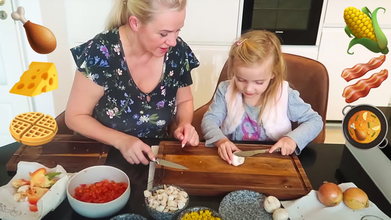 Paulina (4 Jahre) macht Raclette mit Mama und Papa  | Kochen für Kinder