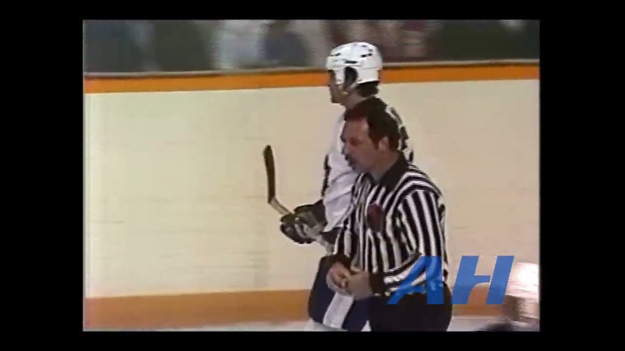 NHL Oct. 15, 1980 Rick Vaive,TOR v Mike Foligno,DET (R) Toronto Maple Leafs Detroit Red Wings