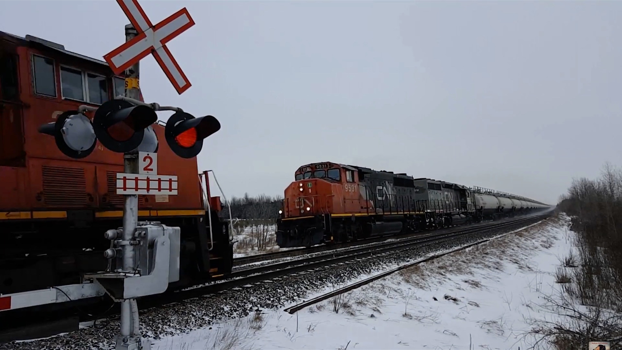 Lucky or Unlucky? CN 585 with GTW 5951 SD40-3 Near Ingleside!
