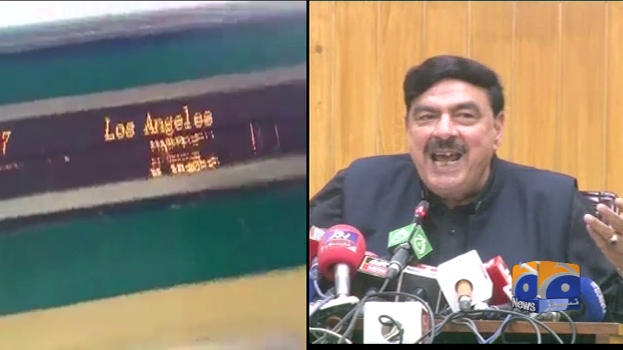 Shehri Ne Rohri Station Par Screen Ki Video Bana Kar Apni Mohabbat Ka IZhar Kia Hai