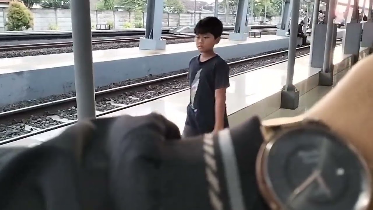Kedatangan kereta express di stasiun kereta api Lamongan