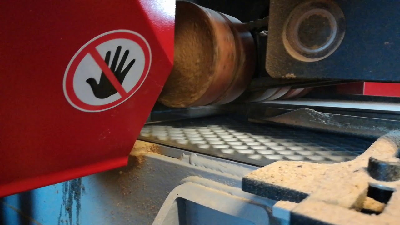 Fresh oak lamellas on Thin Cutting Band Saw RE-MAX 500 CNC - NEVA - www.neva.cz