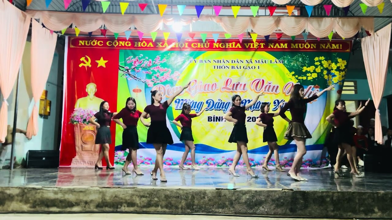 Nhảy. Liên Khúc Phố Xuân - Nữ công nhân Tôi Mạnh Mẽ ( Bái Gạo 1)