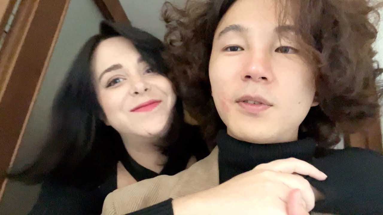 다정한 한국인 남편은 만삭 외국인 아내에게 여러개의 선물을 주고나서 혼납니다.