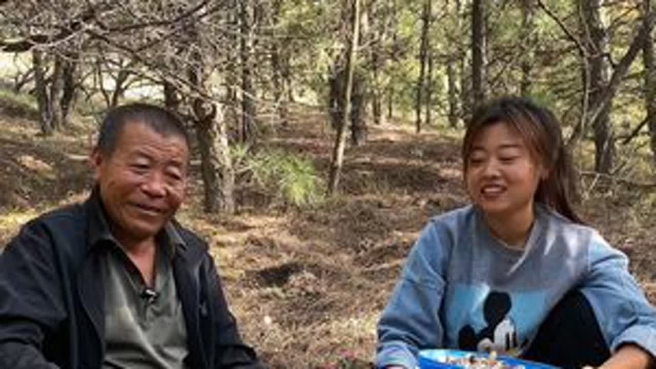 今天上山捡蘑菇，公公很反常的要跟我们一起去！#幸福乡村丰收季#2024新农人计划 #记录我的农村生活