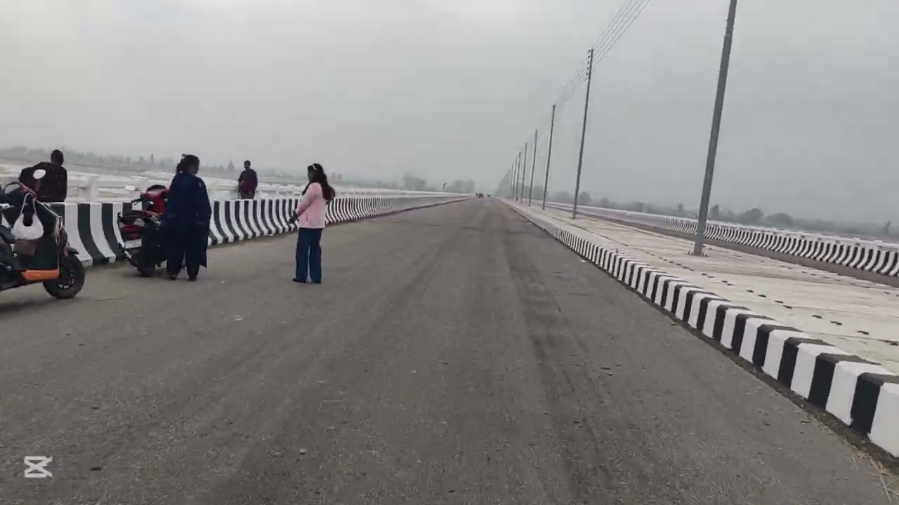 देश जोडने पुल ( माहाकाली नदीमा बनेको चारलेनको पक्की पुल ।