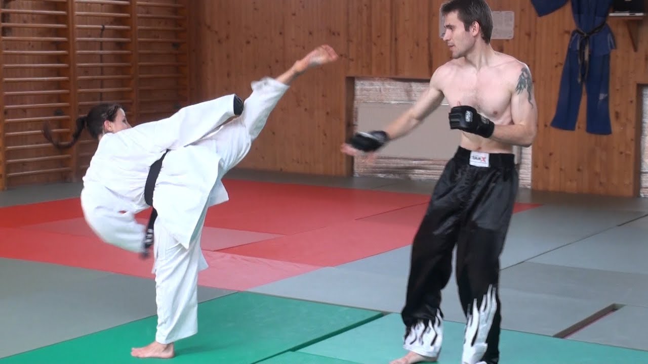 KARATE GIRL VS STREETFIGHTER (real fight)