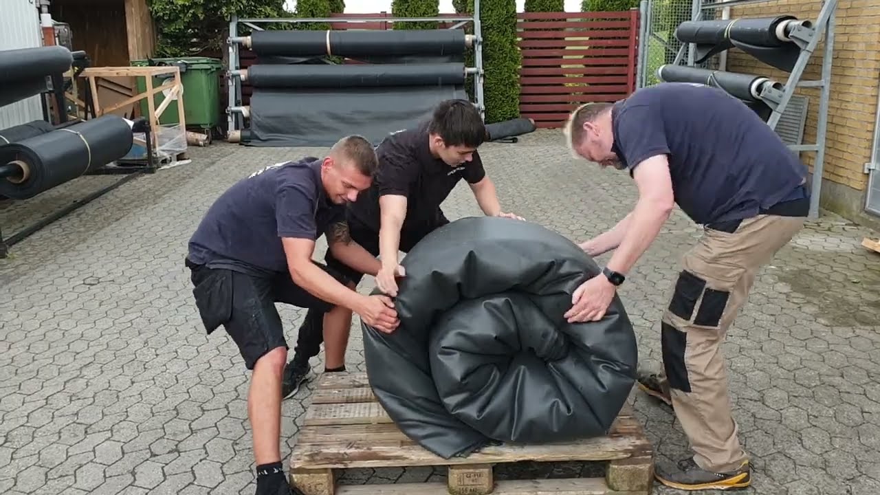 Bassinfolie på vej til kunderne fra Super Koi Havedamscenter i Roskilde