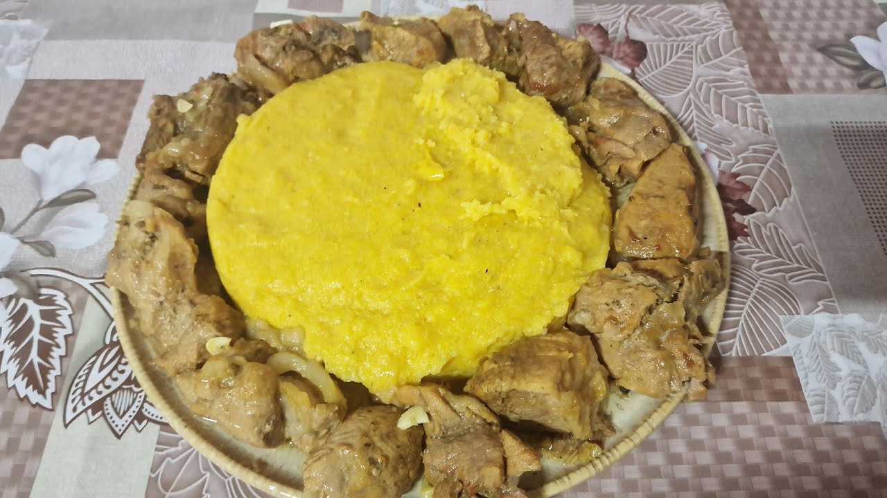 Rețetă tradițională: carne de porc cu usturoi și mămăliguță, gătită de Bunica la tăierea porcului