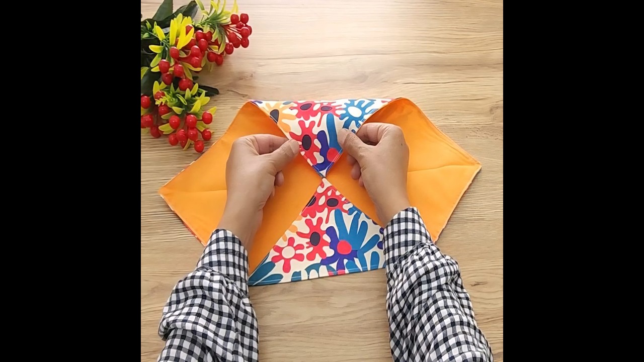 wonderful and practical DIY project video that can be made with 2 pieces of square fabric.