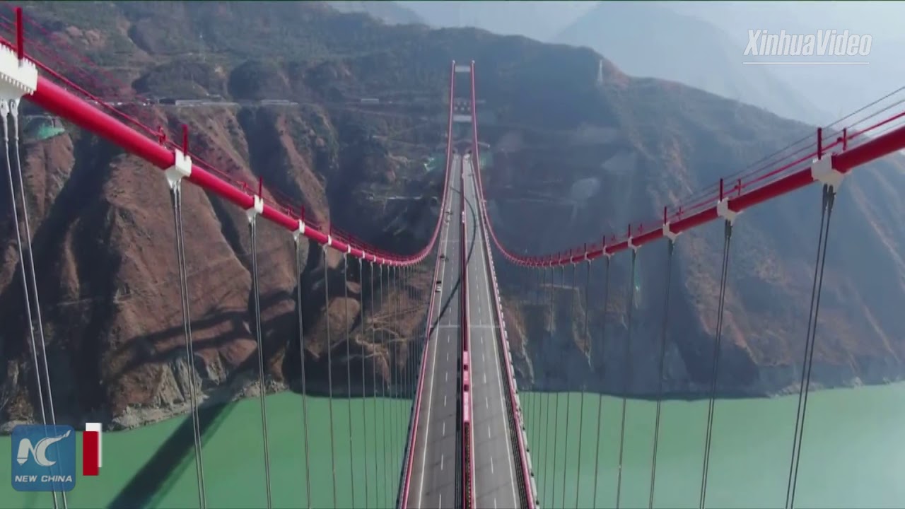 An expressway linked to Qinghai-Tibet Plateau goes into trial operation