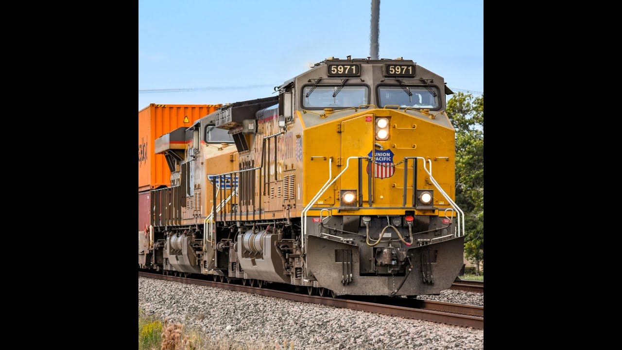 A Union Pacific Intermodal Train...with a FAMILIAR LOCOMOTIVE? (Rosenberg, Tx) UP 5971 Leading