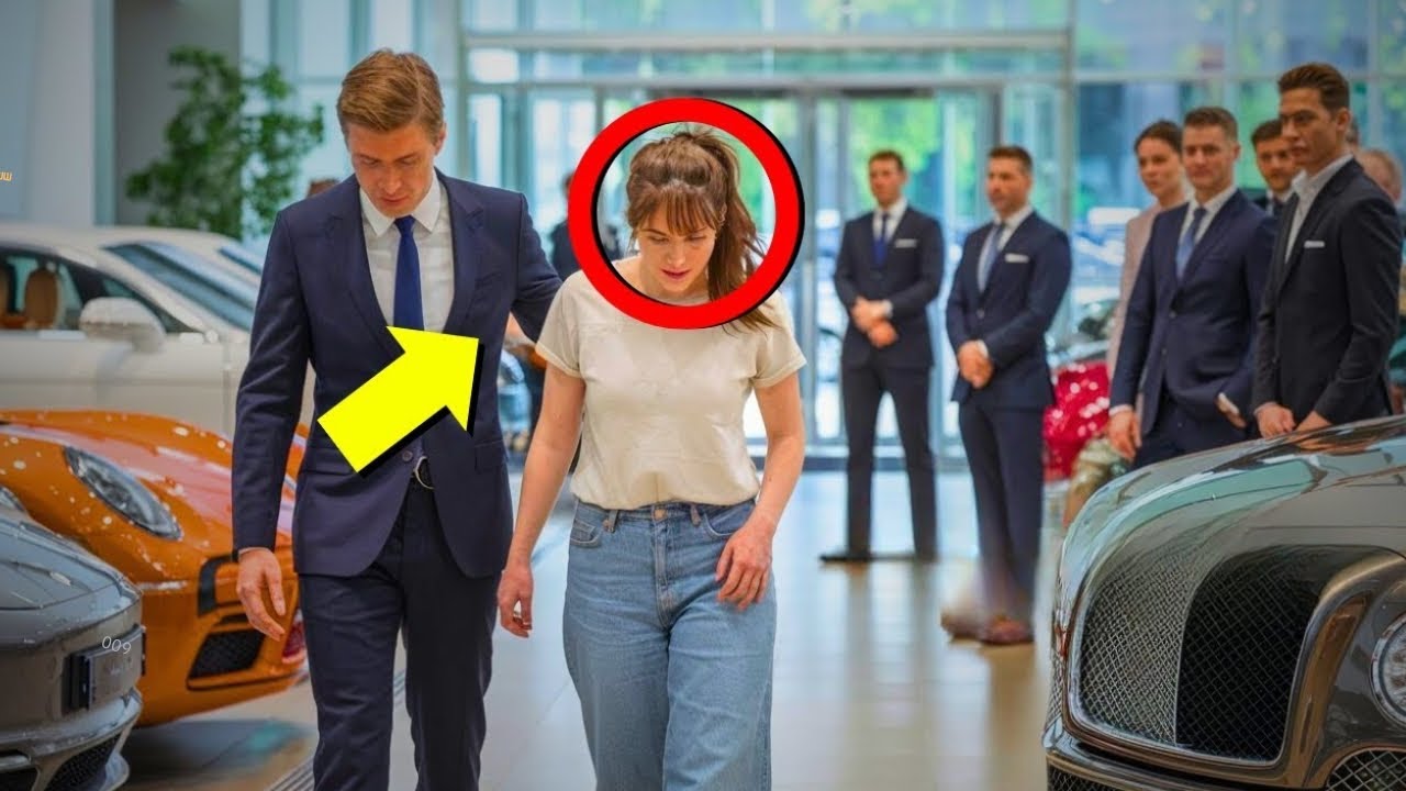 Una mujer humilde es echada; al día siguiente, llega el Rolls Royce de su esposo.