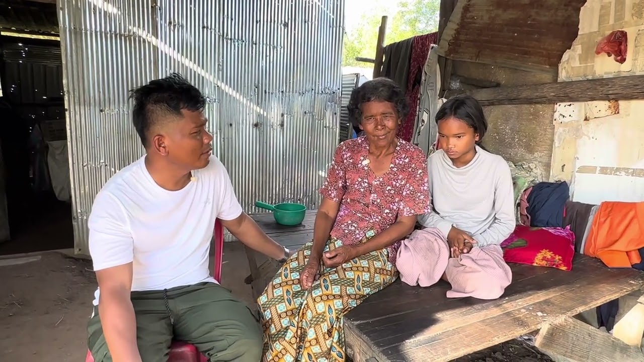 យាយចៅដើររើសអេតចាយ រស់នៅលើដីគេ