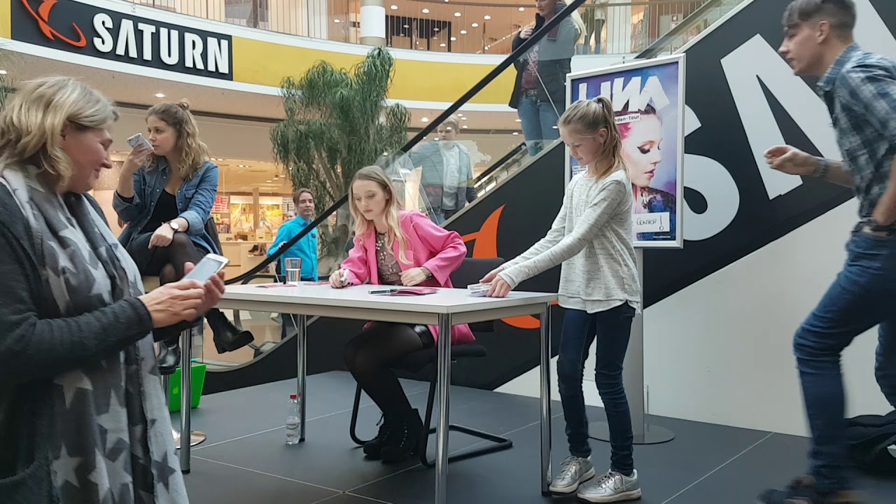 LINA bei der Autogrammstunde
