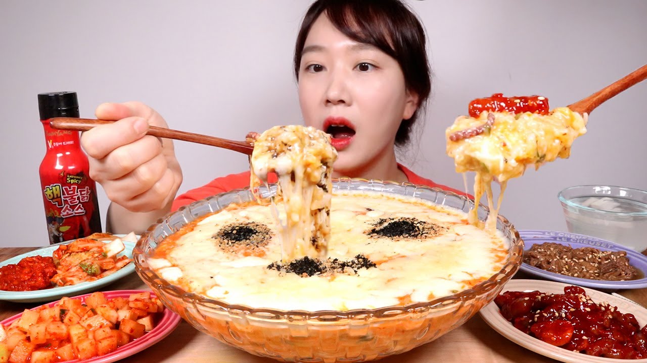 꾸덕한 김치낙지죽에 치즈 다섯번 추가😍 통통한 낙지젓갈과 핵불닭소스, 여러가지 반찬들도 곁들여 먹어요😍 Cheese Kimchi Octopus Congee MUKBANG