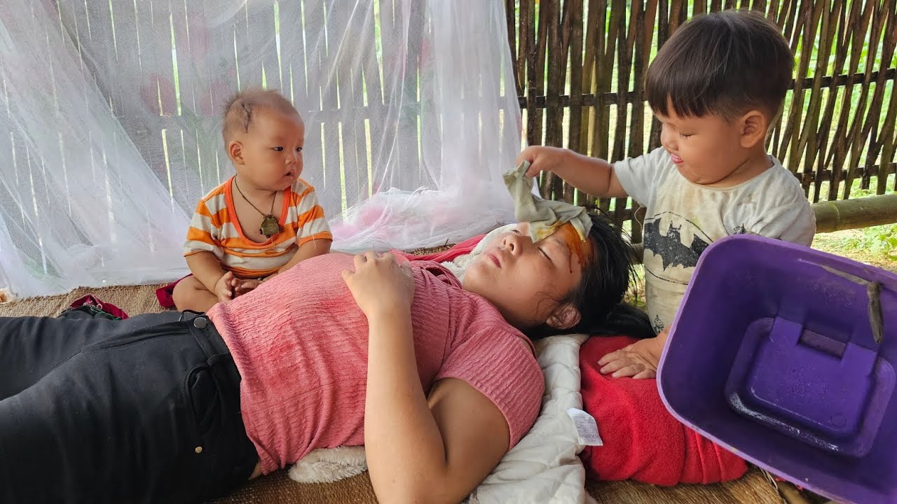 The 2- year-old boy washed his mother's wound and took care of her  - lý thi My