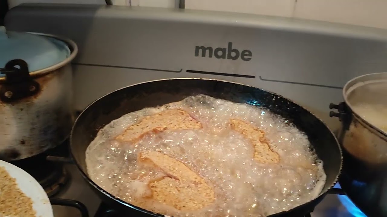 Aqui sigo cocinando el filete empanizado 