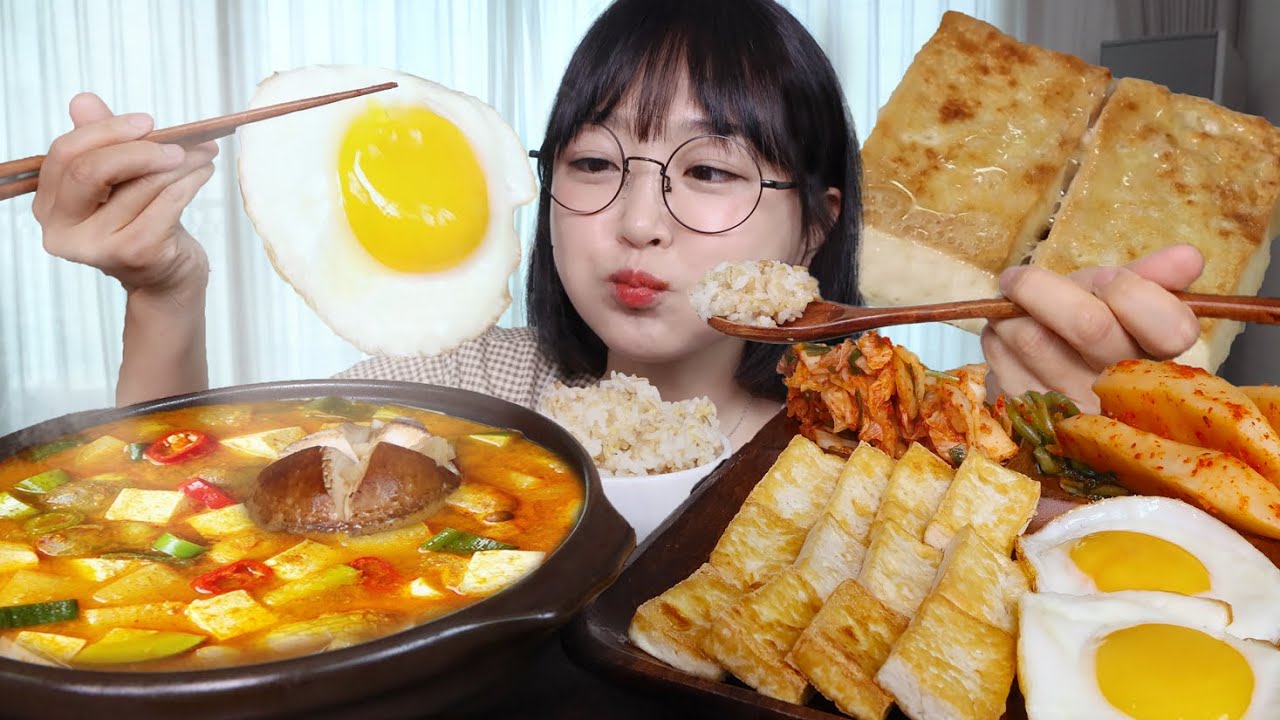 Корейский завтрак🍚🍲 Суп с соевой пастой, жареный тофу, кимчи из редьки, яичницаㅣMukbang ASMR
