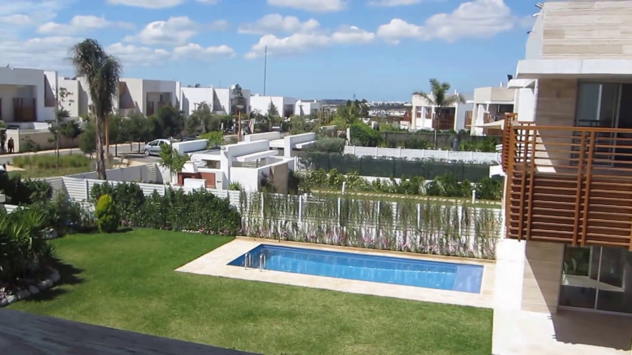 Bousjoura.Cgi.Villa meublé 780m2 à louer.Piscine.