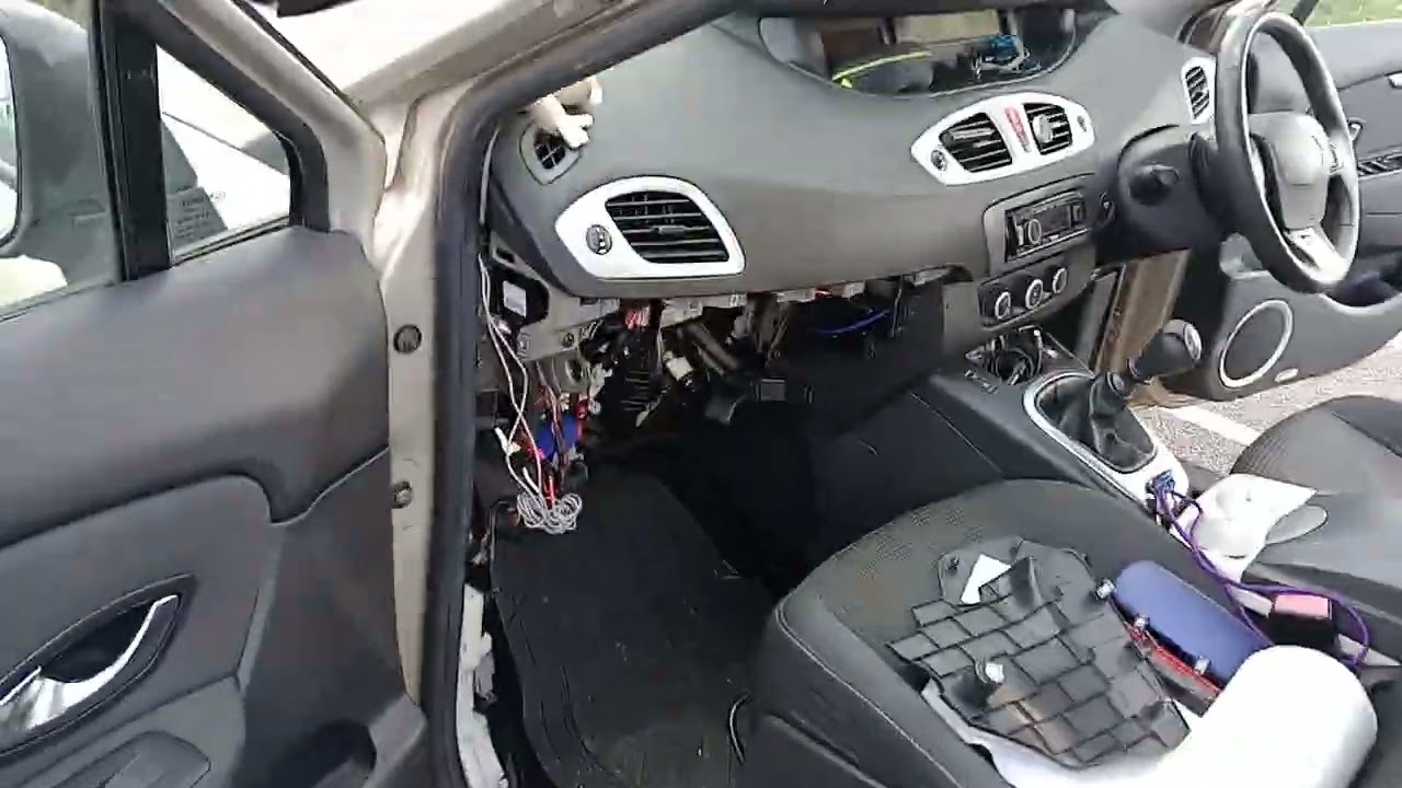 Cabin pollen filter change on Renault Scenic 3 Right hand side