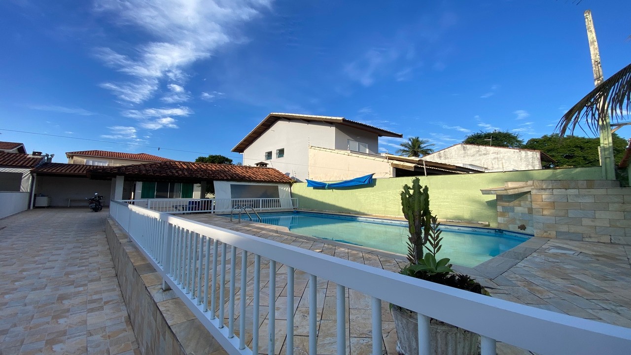 Casa com piscina em dois lotes à venda no Jardim Casablanca, Peruíbe - SP
